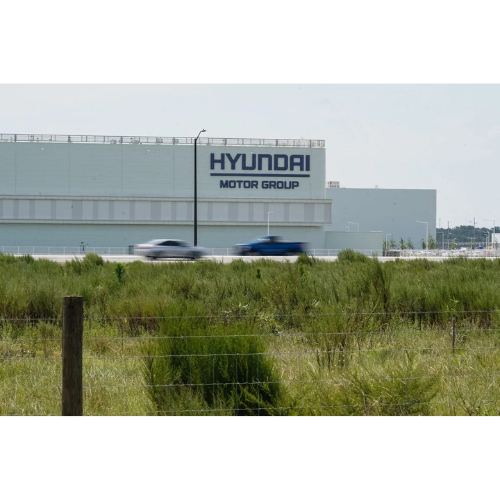 Nearly 500 Workers Arrested in U.S. Immigration Raid at Hyundai Factory in Georgia: A Turning Point in Trump’s Second Term